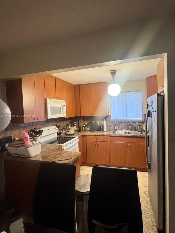 2+1 Condo — 6900 SW 39th St APT 106J