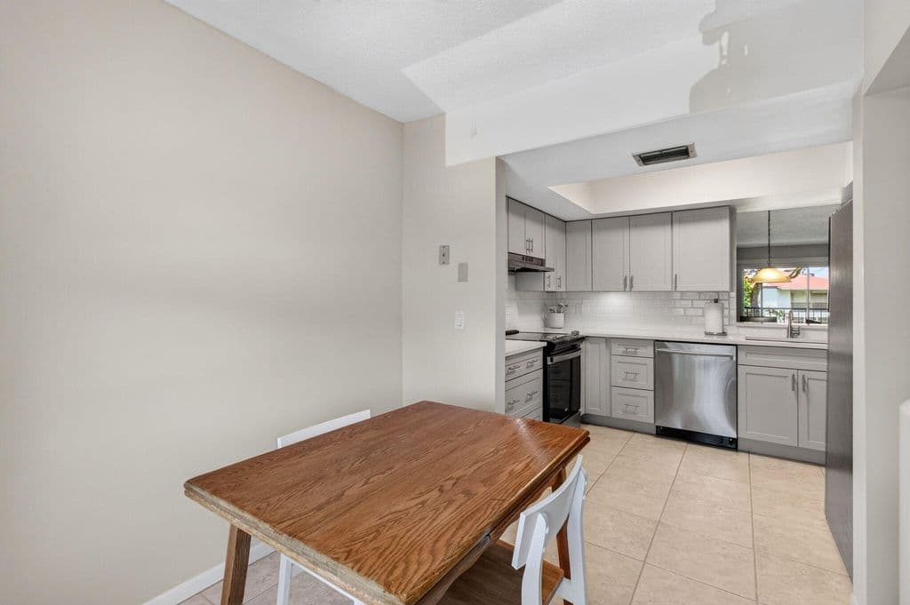 2-bedroom Condo — 6600 S Oriole Boulevard