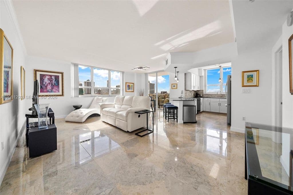 3-bedroom Property — 2000 N Bayshore Dr APT 1502