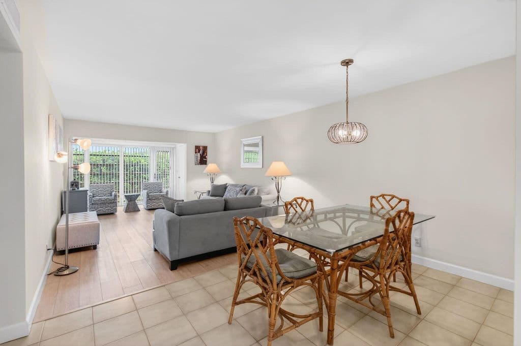 2-bedroom Condo — 13682 Via Flora #A
