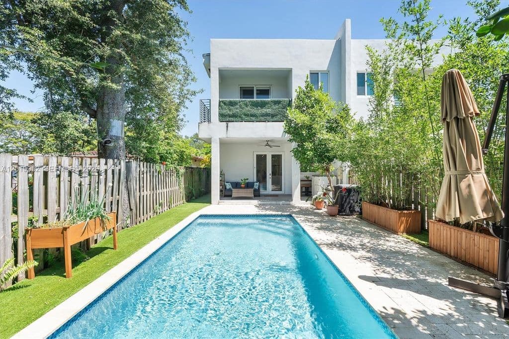 3-bedroom Property — 2920 SW 25th Ter #B