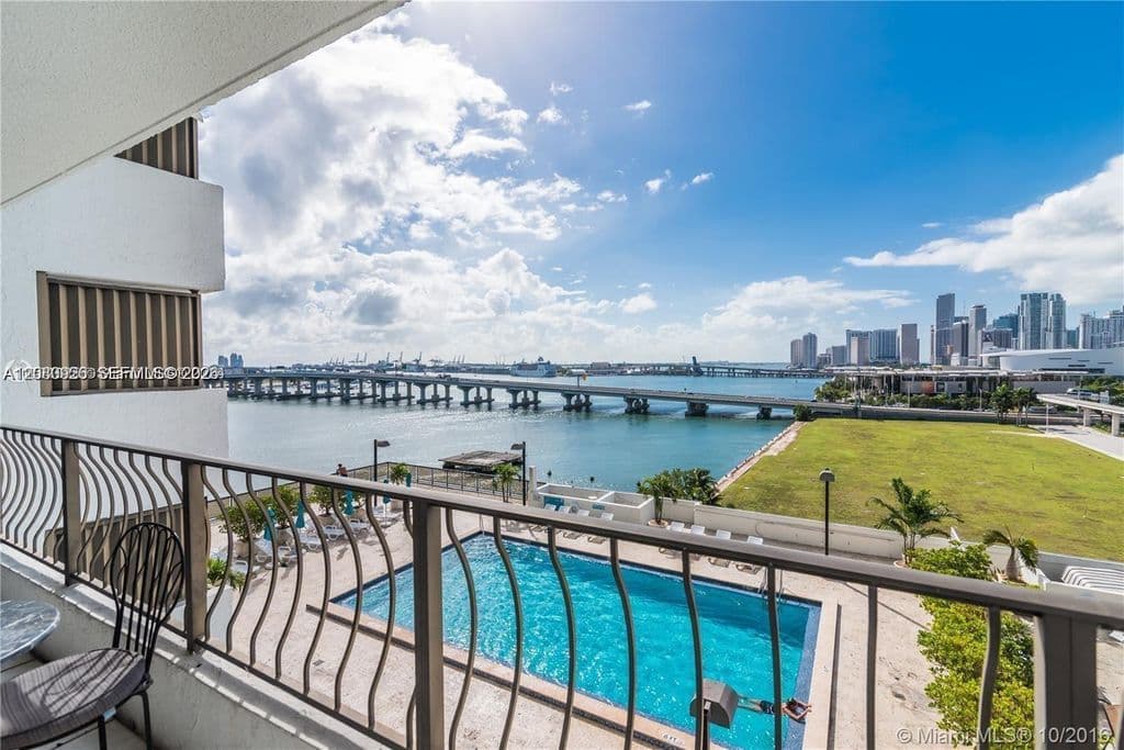 1+1 Condo — 555 NE 15th St APT 11J