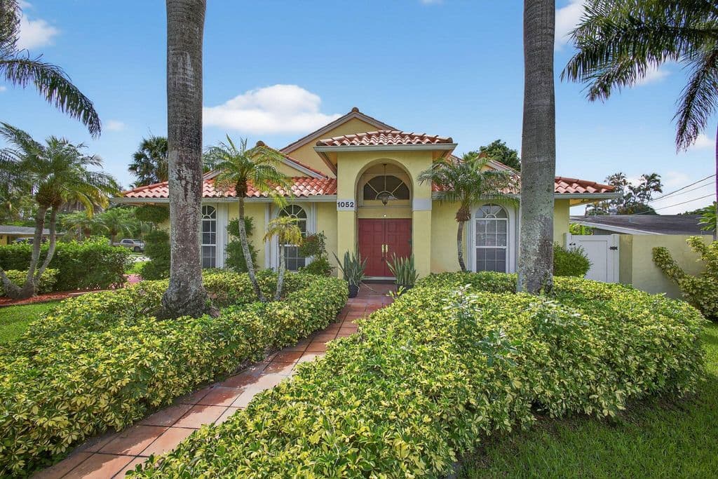Single-Family Home — 1052 W SHORE Drive