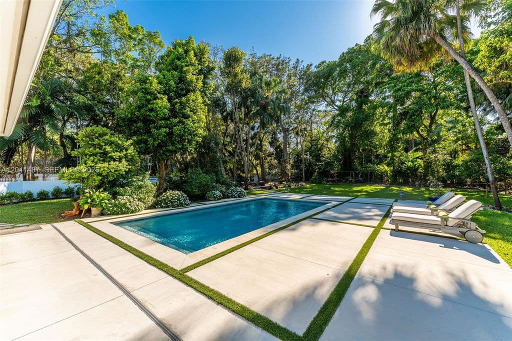 5-bedroom Single-Family Home — 4901 Hammock Park Dr