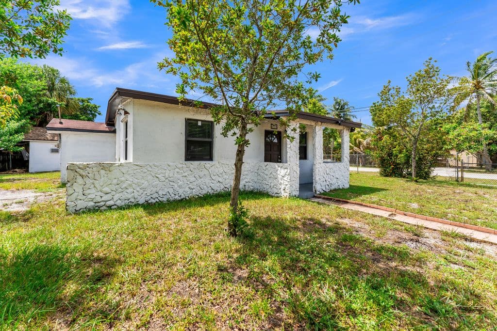 2-bedroom Single-Family Home — 1712 NE 50TH Court