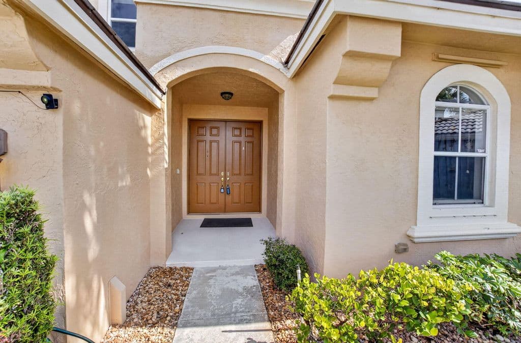 5-bedroom Single-Family Home — 7541 DOWNWINDS Lane