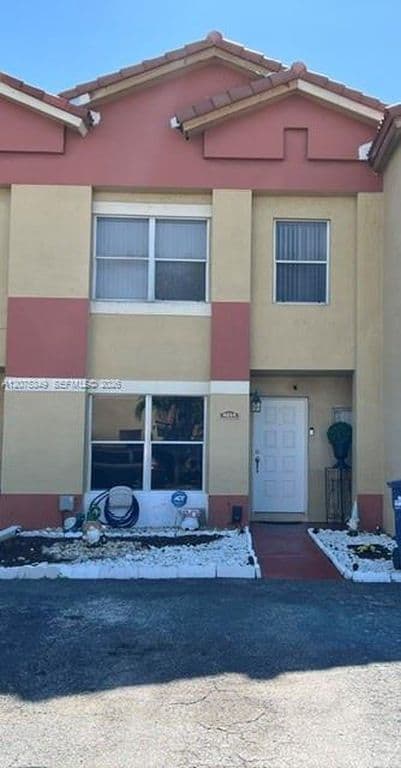 2+1 Mülk — 5214 NW 190th St