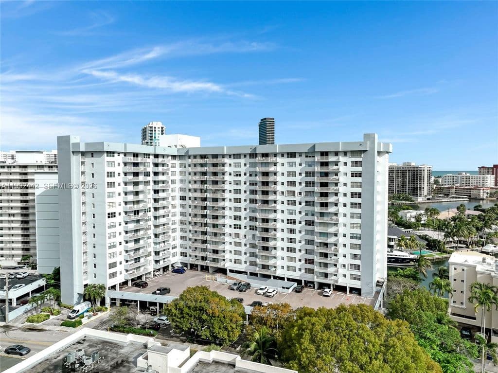 2-bedroom Condo — 137 Golden Isles Dr APT 1214