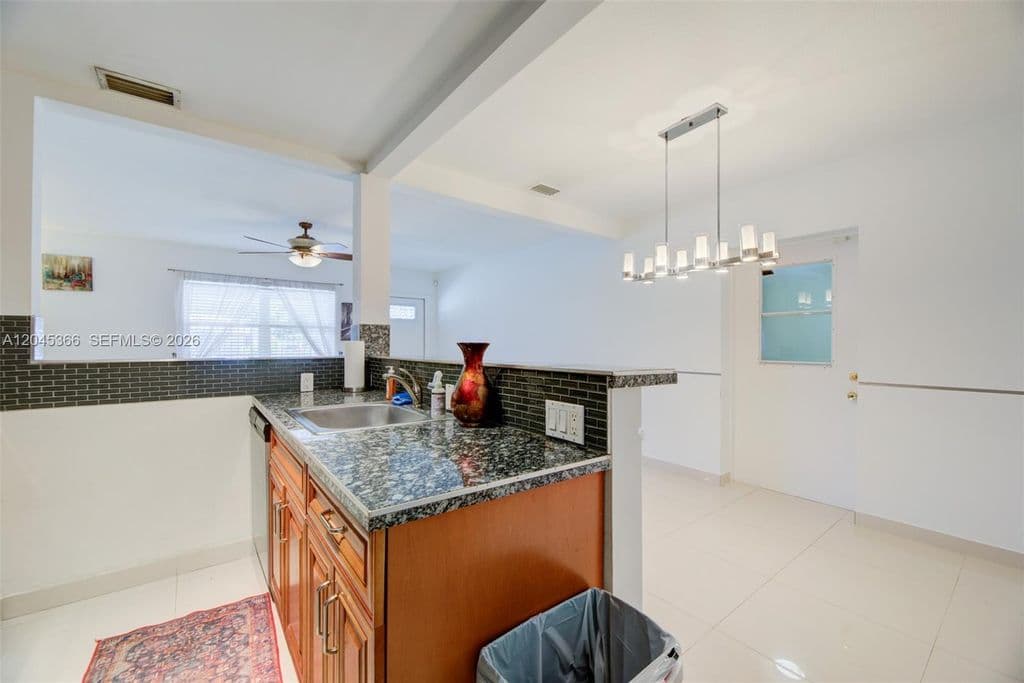 3+1 Müstakil ev — 1520 N Andrews Ave