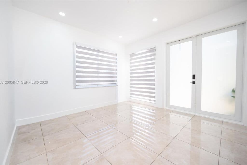 4+1 Müstakil ev — 1046 NE 17th Ter