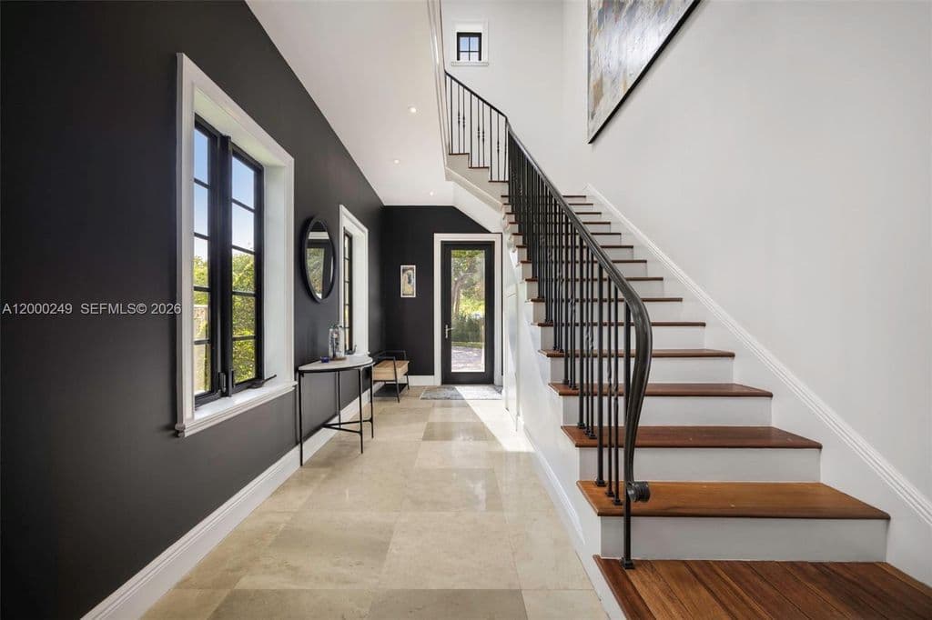 5+1 Müstakil ev — 475 Amalfi Ave