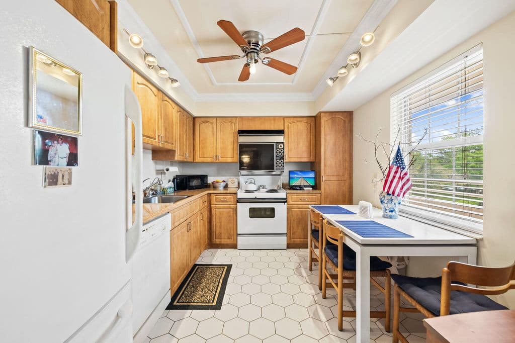 3-bedroom Condo — 3960 Oaks Clubhouse Drive #304