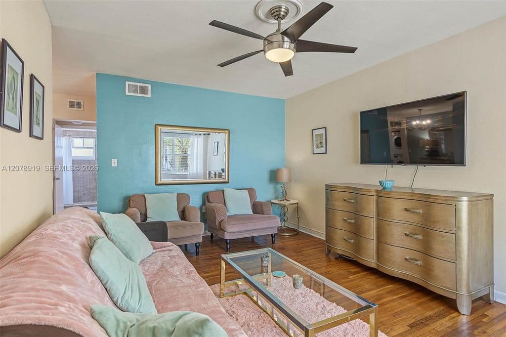 2+1 Condo — 915 8th St APT 102