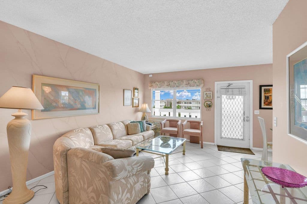 2-bedroom Condo — 4053 Wolverton C