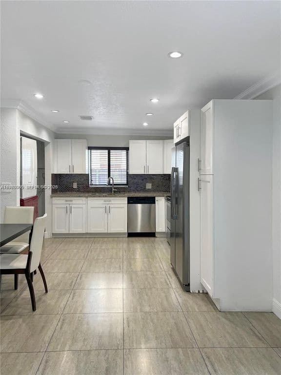 6-bedroom Single-Family Home — 221 W 31st St