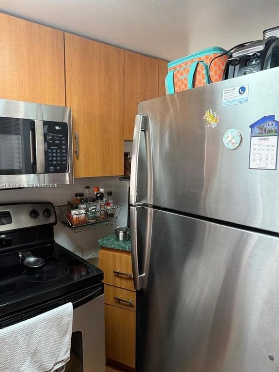 1+1 Condo — 540 Brickell Key Dr APT 910