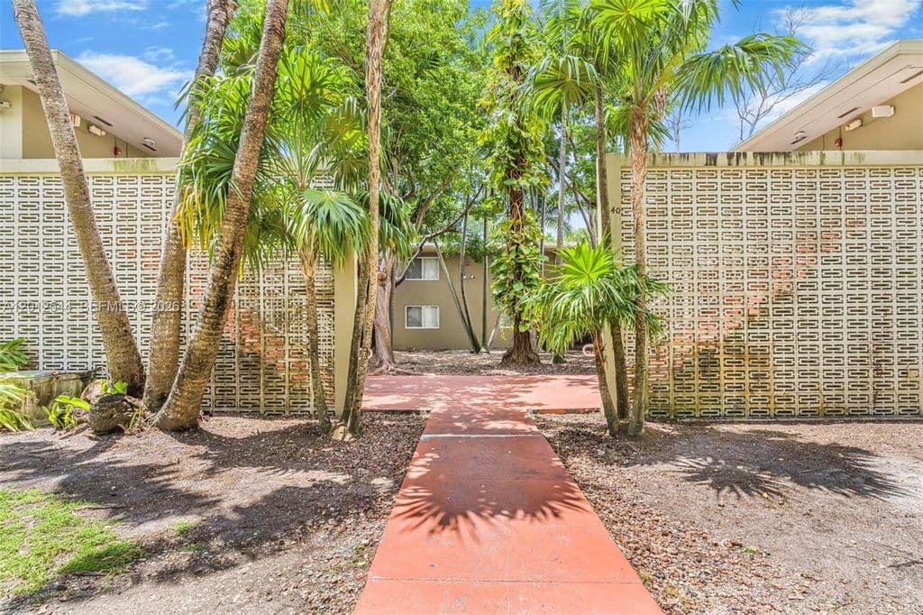 1+1 Condo — 6330 SW 79th St APT 2