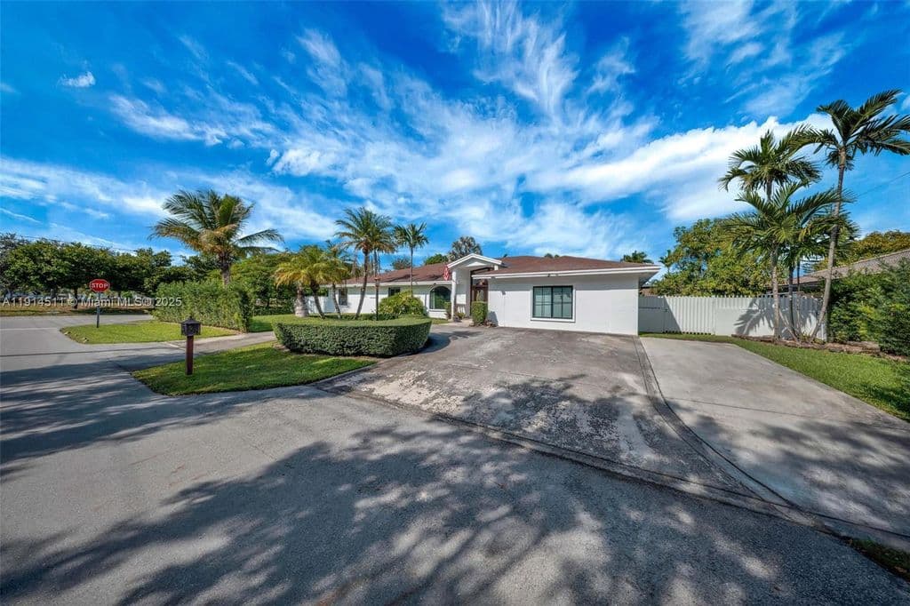 6+1 Müstakil ev — 10195 NW 26th St