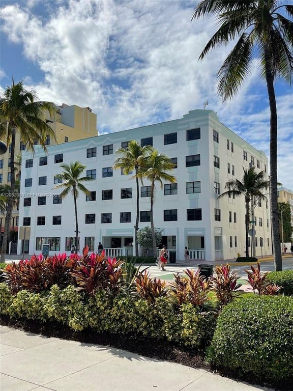 1+1 Condo — 1390 Ocean Dr APT 201