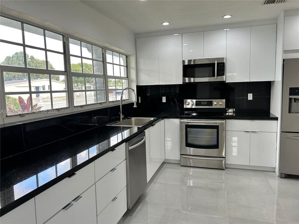 4-bedroom Single-Family Home — 19522 NW 37th Ct