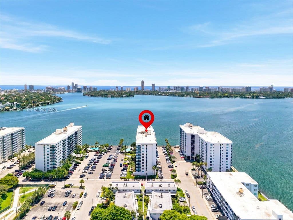 1+1 Condo — 7501 E Treasure Dr APT 2S