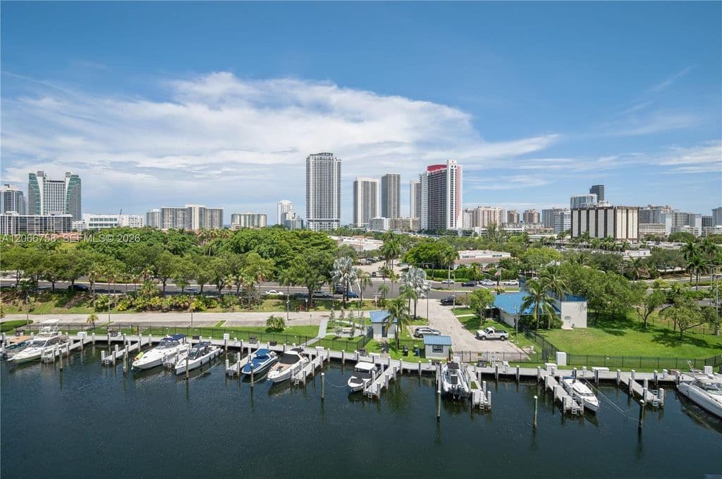 1+1 Condo — 200 Diplomat Pkwy APT 830