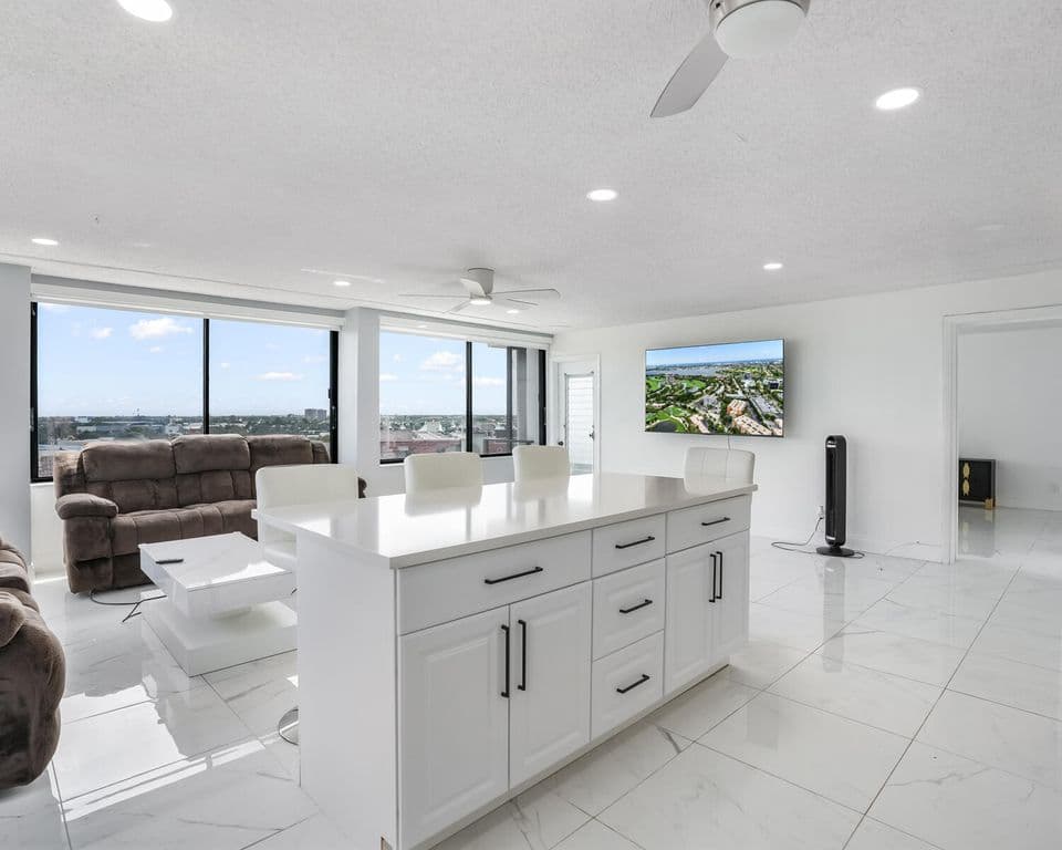 2-bedroom Condo — 1500 Presidential Way #806