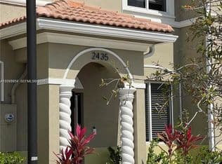 3-bedroom Townhouse — 2435 SE 11th St, Homestead, 33035