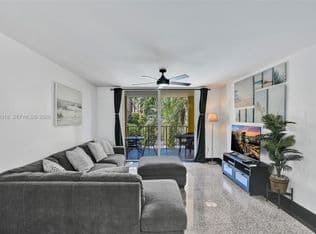 2+1 Condo — 19701 E Country Club Dr #5306, Aventura, 33180