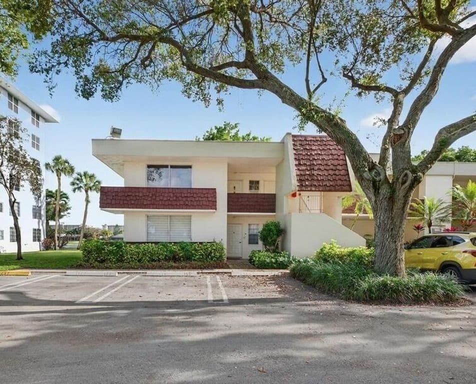 3-bedroom Condo — 3200 N Course Lane #116