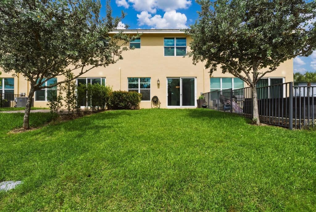 3-bedroom Property — 4364 Veleiros Avenue