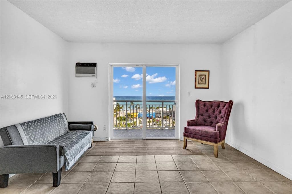 2-bedroom Condo — 200 S Birch Rd APT 1015