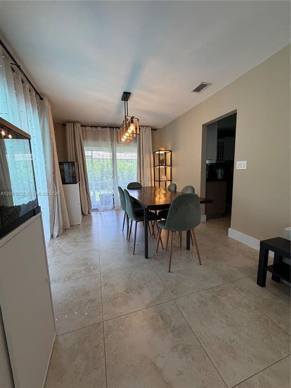 4+1 Müstakil ev — 8203 NW 37th St