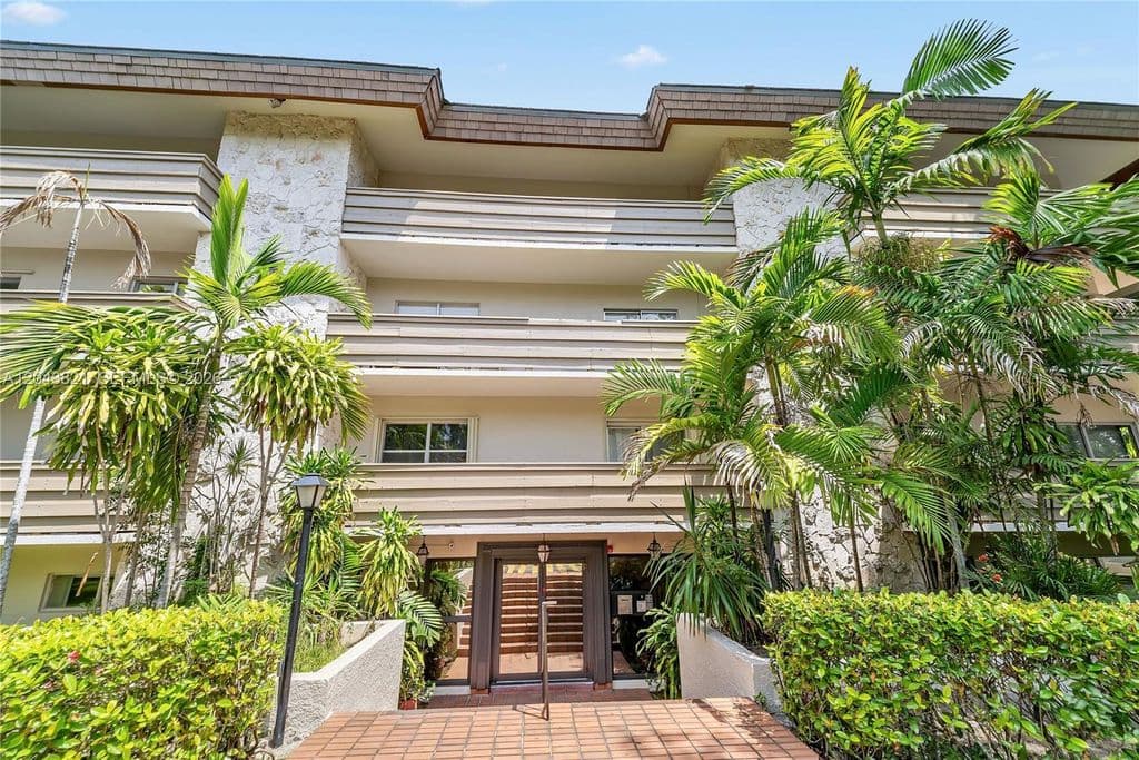 2+1 Condo — 1205 Mariposa Ave APT 307