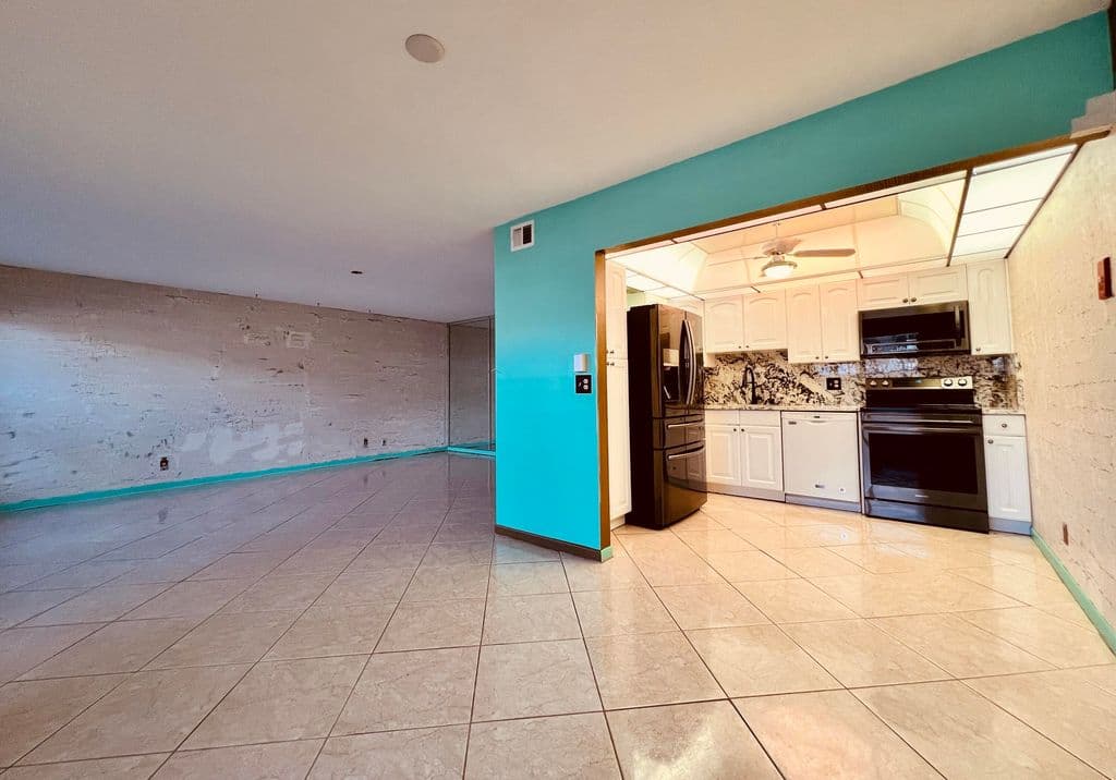 2+1 Condo — 110 Wellington B