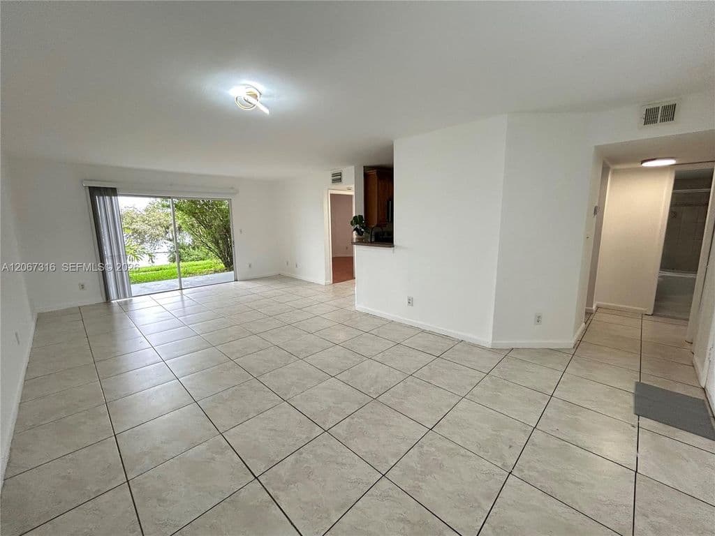 2-bedroom Condo — 3409 NW 44th St APT 106