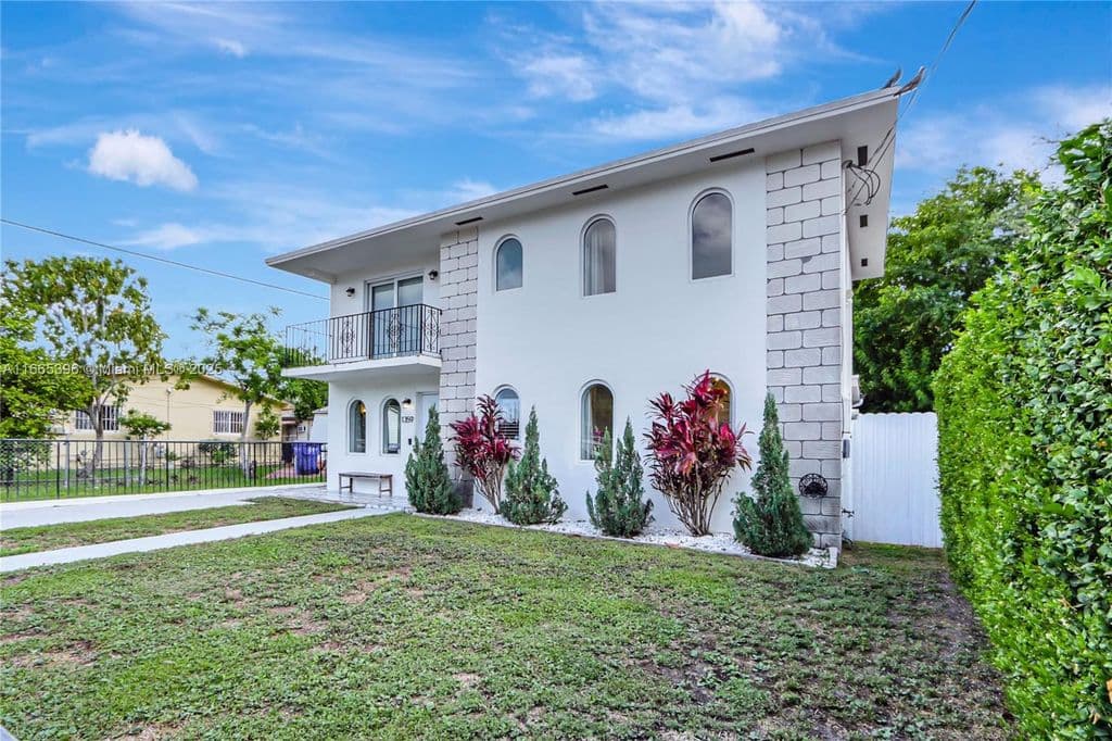 3+1 Mülk — 1359 SW 11th St