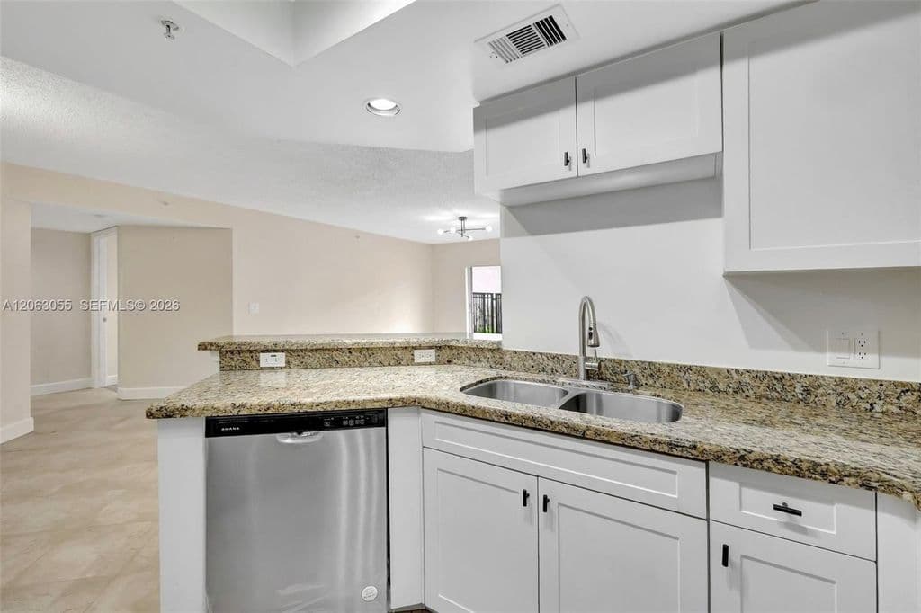 2+1 Condo — 2009 SE 10th Ave APT 302
