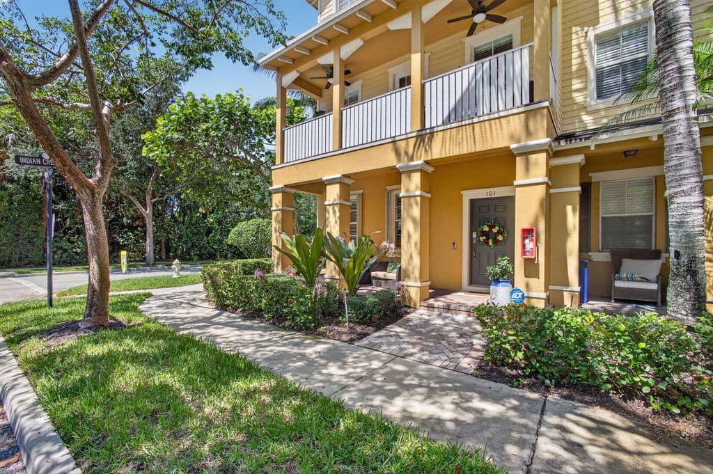 3-bedroom Condo — 128 W Royal Palm Circle #101