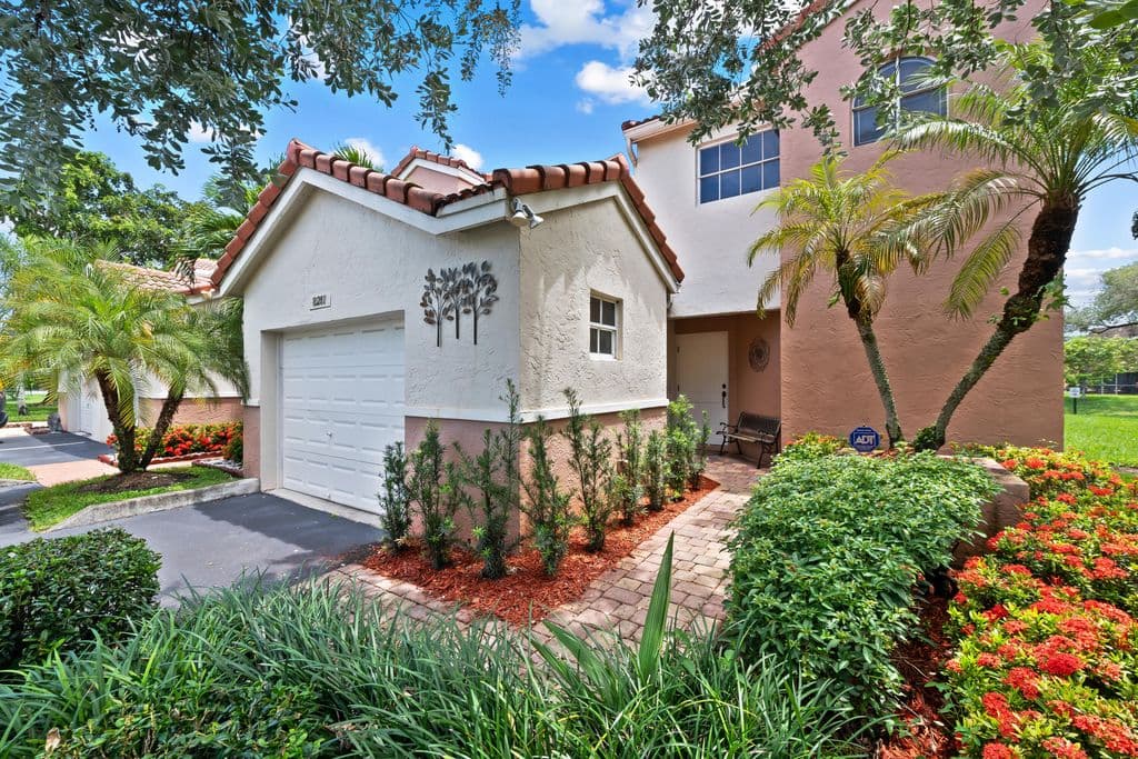 3+1 Mülk — 8211 NW 70th Street