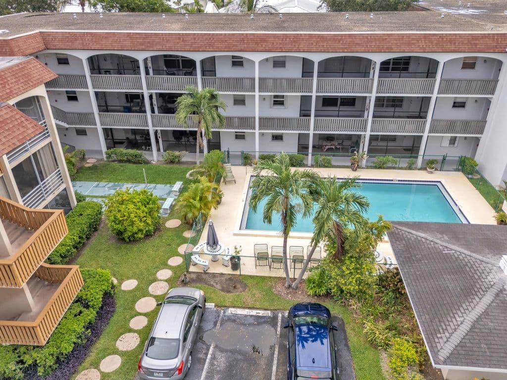 2-bedroom Condo — 651 PINE Drive #204