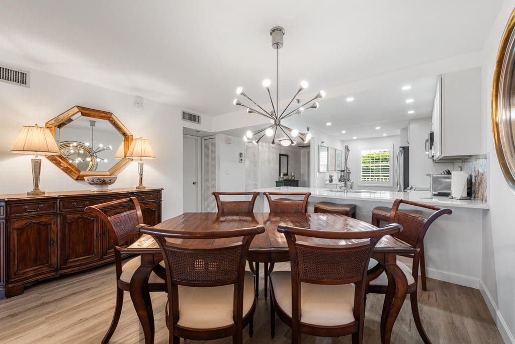 2-bedroom Condo — 3499 Oaks Way #407