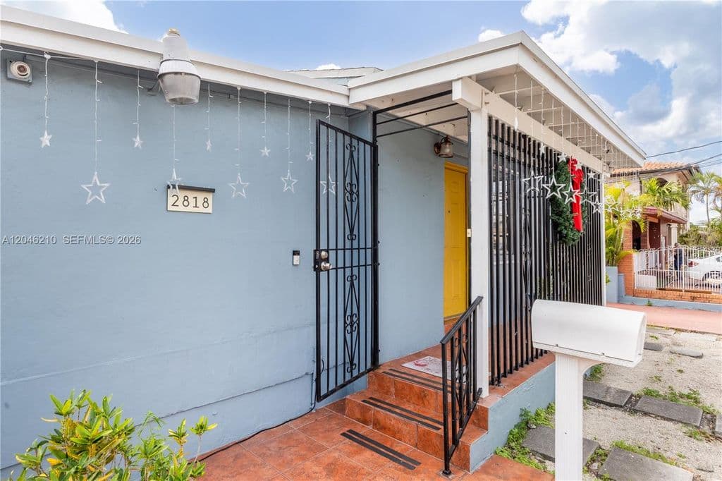 6+1 Mülk — 2818 SW 2nd St