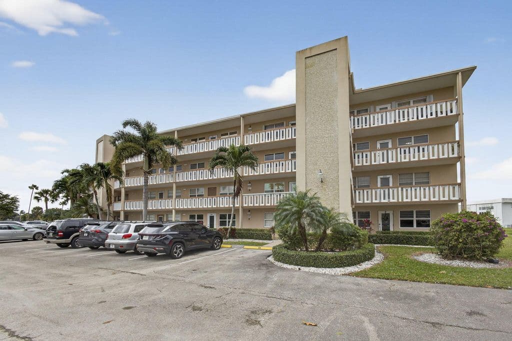 2+1 Condo — 330 WELLINGTON G