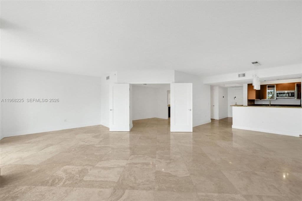 2+1 Condo — 10 Venetian Way APT 403