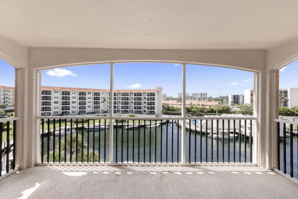 1+1 Condo — 2871 N Ocean Boulevard #V443