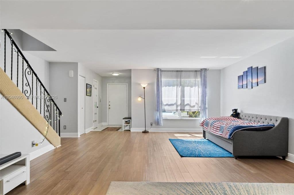 2+1 Mülk — 801 NE 27th Ave