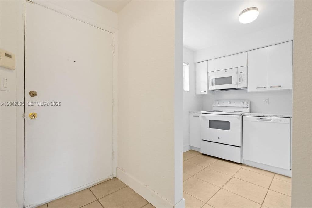 2+1 Condo — 4215 N University Dr APT 305