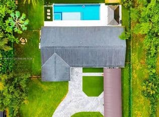 4+1 Müstakil ev — 18840 SW 218th St, Miami, 33170