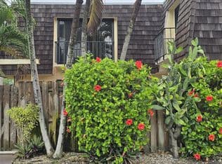 2-bedroom Townhouse — 257 Lake Arbor Drive, Palm Springs, 33461